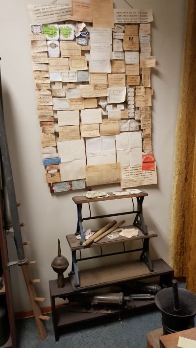 Etykiety produkt&oacute;w, elementy urządzenia do wycinania papieru oraz grot na flagę. Zdjęcie udostępnione przez Pana Grzegorza Dąbrowskiego